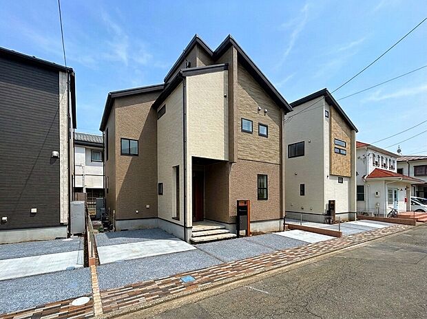 【外観】見学予約随時受付中!
JR中央線「武蔵小金井」駅徒歩15分!JR中央線「国分寺」駅、京王線「東府中」駅が利用可能な利便性が高い立地。
太陽光パネル・制震ダンパー搭載の長期優良住宅!