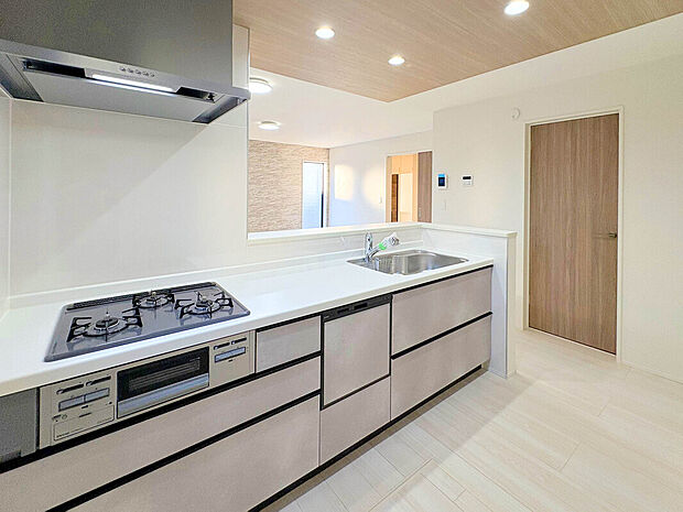 【建物プラン例:Kitchen】
『青梅市谷野』は、四季折々の自然を身近に感じられる落ち着いた住環境が魅力のエリアです。ゆったりとした街並みが広がり、忙しい毎日にゆとりと安らぎをもたらします。