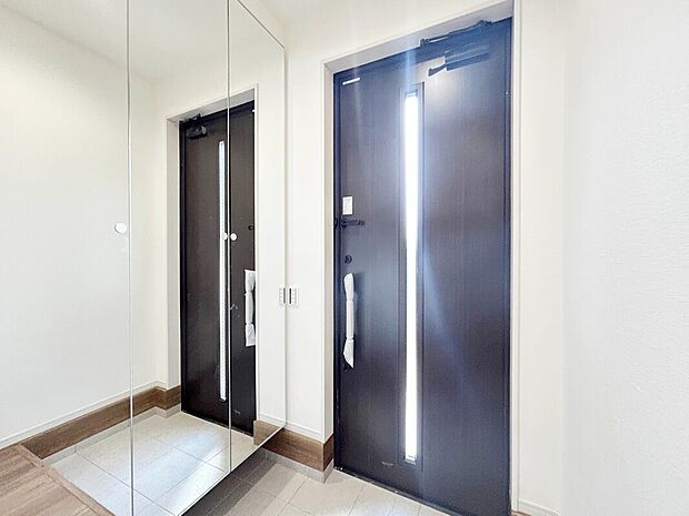 【施工例:Entrance】
玄関には大型の収納を設け、外出前後の動線をスマートに整える設計。ガレージからのアクセスもスムーズで、雨の日でも快適な移動を叶えます。