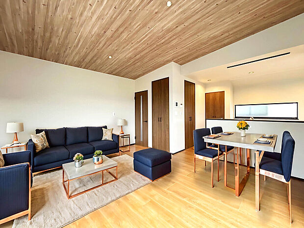 【【LDK:15.5帖】】南側に大きな窓を採用した明るく開放的な18.75帖のLDK。
毎日の開け閉めを楽に行える電動シャッターが設備されています!
全棟リビングに床暖房が標準搭載しています!