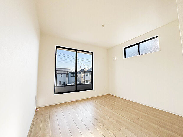 【【Room:8帖】】バルコニーが備わっている居室。南向きで陽光が差し込みやすく、明るく暖かな空間を創り出します!