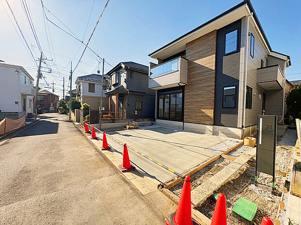 【【外観:11月中旬撮影】】40坪の広々とした敷地!カースペース2台分確保する設計で、敷地を最大限に利用したプラン!快適な暮らしを叶えます!