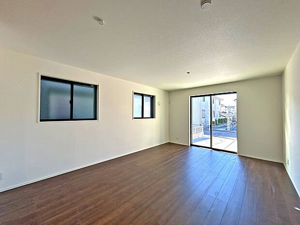 【【LDK 3号棟：16.35帖】】大きな窓が設けられた明るいリビングルーム。心地よい陽光差し込む家族憩いの場となりそうです。