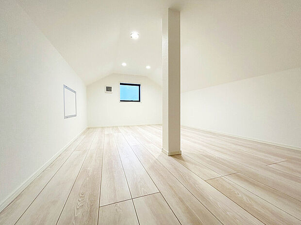 【【小屋裏収納】】家の空間を効率的に活用でき、収納力を大幅にアップさせることができます。限られた住宅面積を最大限に活用したい人にとって、非常に役立ちます。