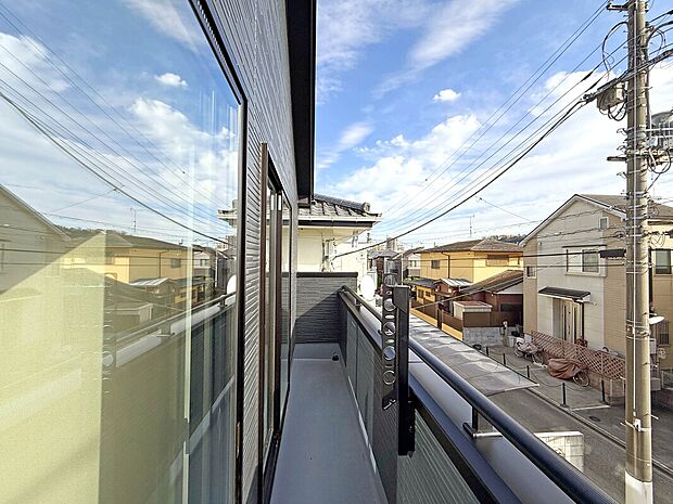 【【Balcony】】南向きバルコニーで日中の太陽光を取り入れやすいため、部屋が暖かくなり、暖房の使用が減る可能性があります。エネルギー効率が向上することで、光熱費の節約にもなります。
