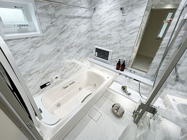 【【Bath Room】】浴室暖房換気乾燥機付きバスルーム。冬の時期でも浴室内を暖かくでき、ヒートショックの防止にも繋がります!