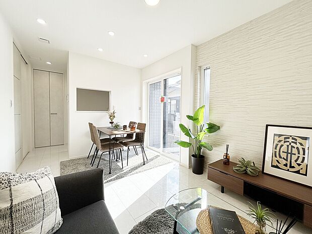 【【床暖房】】リビングに床暖房が標準設備しているため、冬場の寒い時期でも足元から温まることが出来ます。埃が舞う心配も減り、小さなお子様も安心して過ごすことが出来ます。