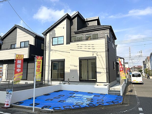 【【外観:VII-4号棟】】スーパーやコンビニなど商業施設が徒歩7分圏内にあり、日々のお買い物や休日のまとめ買いなども行き来しやすい距離で便利な住環境です。