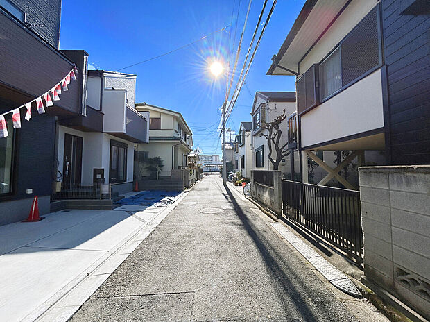 【【前面道路】】ドラッグストア徒歩3分、コンビニ徒歩5分と気軽に利用しやすい徒歩圏内に買い物施設が揃った暮らしやすい環境。保育園・小学校徒歩4分、中学校徒歩10分とお子様の送り迎えや通学も安心の住環境!