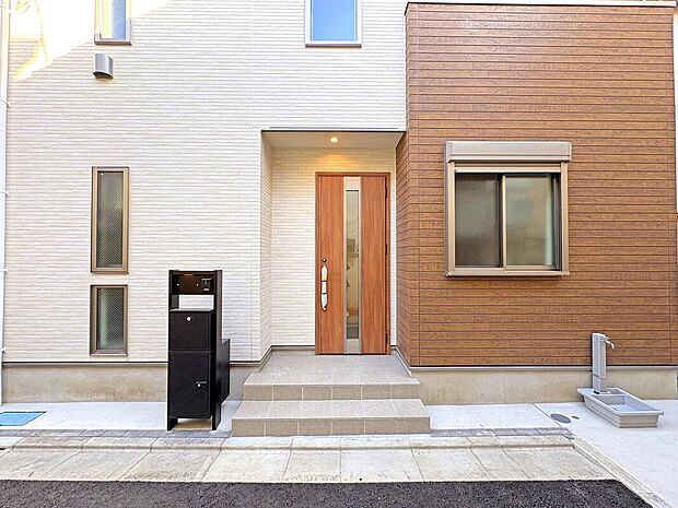 【【宅配ボックス】】留守でも荷物が受け取れるため、共働きで昼間の宅配物の受け取りが困難な世帯や、インターネットショッピング等の通信販売をよく利用する人にニーズが高まっている。再配達依頼する必要がないので再配達を待つ必要がなく時間を有効に使えます。