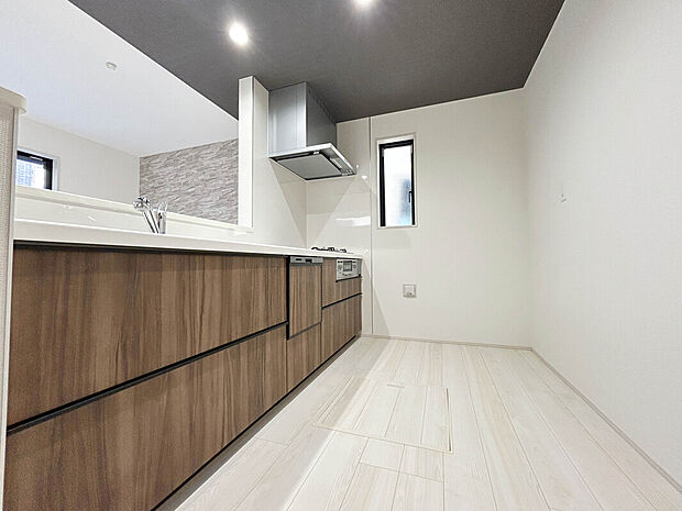 【【建物プラン例:Kitchen】】あると便利な食洗器搭載キッチン。手洗いの時間や労力を大幅に削減でき、家事の効率化が図れ、空いた時間に他の作業やのんびり家族との時間が増えます。
