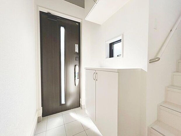 【【建物プラン例:Entrance】】シューズボックスが備え付けられているので靴や小物などが多く収納可能。活用することでいつでもお客様を迎えられる玄関先が叶います。