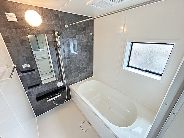 【【Bath Room】】浴室乾燥機付きバスルーム。雨の日や花粉の季節などでも衣類の乾燥もできて便利です!