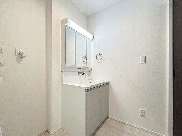 【【Wash Room】】機能美とデザイン性を両立させた3面鏡付の洗面化粧台。視覚的に広がり感を持たせるだけでなく、機能的にも優れています。