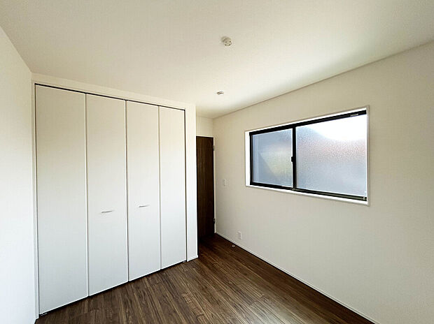 【【Room：5.33帖】】自然の豊かさを感じられる「昭和公園」がすぐ近くにあり、小さなお子様を連れて遊びに行けたり、散歩コースとしても利用可能！