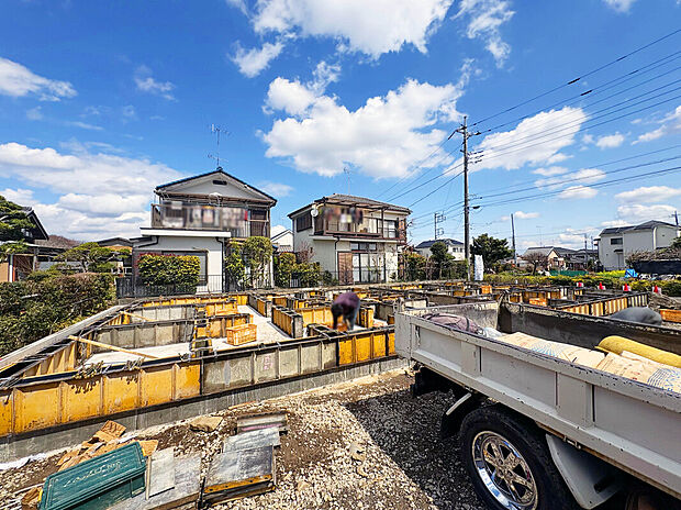 【【外観：3月中旬撮影】】キッチン・洗面ルーム・バスルームなどの水周りが同じ階にあるため、家事効率が良くなります！ふと思ったときすぐ家事を行えるので階段の往復がなくなるのもメリット。