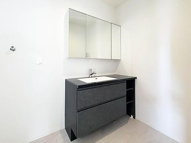 【【建物プラン例：Wash Room】】機能美とデザイン性を両立させた3面鏡付の洗面化粧台。視覚的に広がり感を持たせるだけでなく、機能的にも優れています。