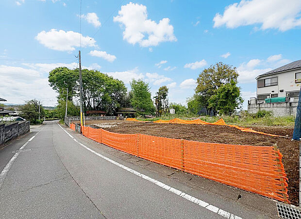 【【現地外観】】周辺には太陽の日差しを遮る高い建物がなく、採光がしっかり確保できる立地。
車2台駐車しても余裕のあるゆとりある住まいで子供と一緒にのびのび暮らせそうです。