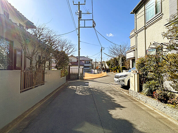 【【前面道路】】幼稚園徒歩8分、保育園徒歩7分、小学校徒歩16分、中学校徒歩9分など教育施設も徒歩圏内にあり、共働きの子育て世帯でも安心して暮らせる住環境。