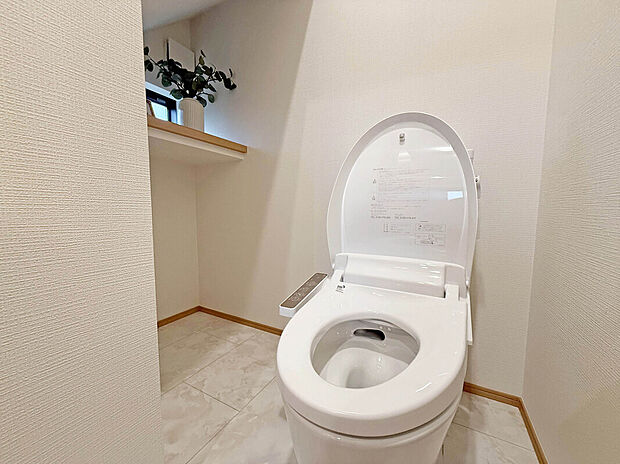【【トイレ2カ所】】各階にトイレがあるので、朝慌ただしい時間帯に混む心配が減ります。わざわざトイレのために階段を昇り降りをせずに済みます。