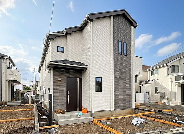 【【外観:C号棟】】ロフト収納は、天井が高い家や空間を無駄にせずに収納を増やすために非常に有効です。