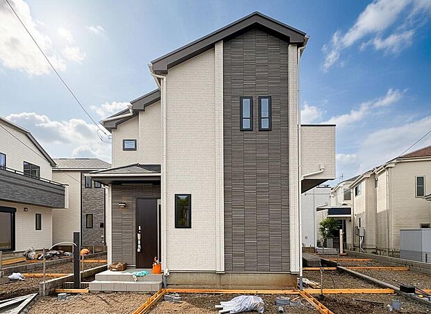 【【外観:C号棟】】車2台駐車可能な敷地30坪のゆとりある邸宅!
断熱・省エネ性能に優れたZEH水準×耐震等級3の高品質住宅で永く安心して暮らせる住まい!