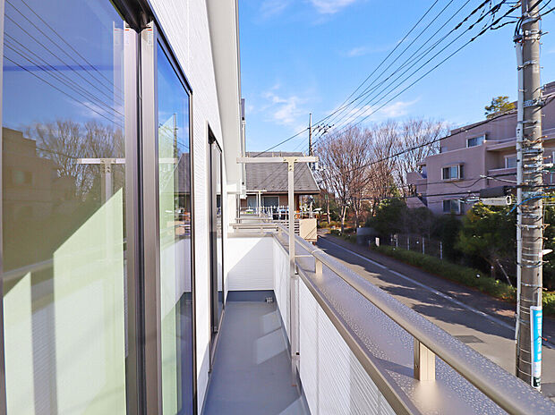 【【施工例:Balcony】】南向きバルコニーで日中の太陽光を取り入れやすいため、部屋が暖かくなり、暖房の使用が減る可能性があります。エネルギー効率が向上することで、光熱費の節約にもなります。