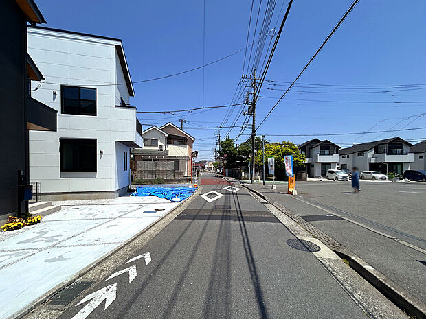 【【前面道路】】スーパーやコンビニなど商業施設が徒歩10分圏内に点在しており、日々のお買い物が行き来しやすい距離で便利な住環境。