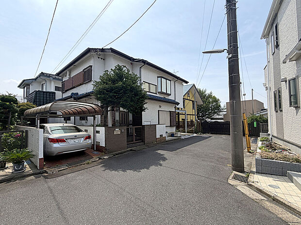 【【外観：現況古家あり】】多摩川近くの自然豊かな住環境。四季の彩りを身近に感じながら、散策やレジャーも楽しめる心地よい暮らしが叶います。