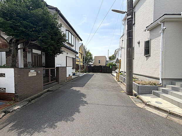 【【外観：現況古家あり】】車の往来の少ない道路に面しており、静けさと安全性を兼ね備えた立地