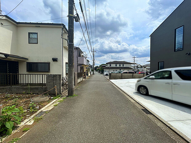 【【前面道路】】スーパーやコンビニ、ドラッグストアなど商業施設が徒歩8分圏内に点在。生活利便施設が揃っており、日々の買い物や用事を身近で済ませやすい立地。