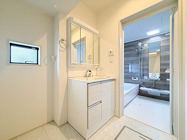 【【建物プラン例:Wash Room】】機能美とデザイン性を両立させた3面鏡付の洗面化粧台。視覚的に広がり感を持たせるだけでなく、機能的にも優れています。