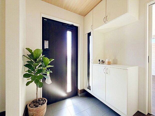 【【建物プラン例:Entrance】】コの字型シューズボックスを採用することで、収納力が高く、カウンター部分に鍵や小物、写真や季節の飾りなど有効活用できます。