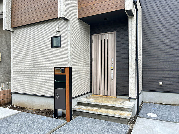【【Entrance:3号棟】】置き配盗難のリスクや再配達の心配がなくなる宅配ボックスが備わった玄関