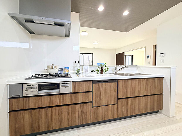 【【建物プラン例:Kitchen】】開放感あるカフェスタイルのおしゃれなフルオープンキッチン採用!リビング全体が見渡せられるので、子供の様子を見ながら、家族との会話を楽しみながら料理ができます!