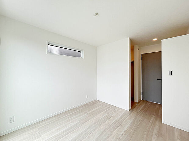 【【Room:7.3帖】】ウォークインクローゼットなどの大容量収納が備わっているので、大きめの季節家電などもスッキリ収納することが可能。シューズインクローゼットも備わった収納豊富なプランニングです。