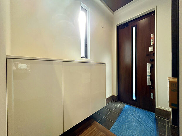 【【建物プラン例:Entrance】】郵便物やカギの一時置き場としても利用可能なシューズボックスが備わった玄関なら靴や小物もすっきり収納、いつでもお客様を迎えられる玄関先が叶います。