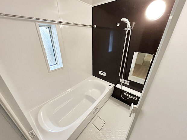 【【施工例:Bath Room】】雨の日や花粉の季節などでも衣類の乾燥もできて便利な浴室乾燥機付きバスルーム!