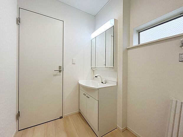 【【施工例:Wash Room】】機能美とデザイン性を両立させた3面鏡付の洗面化粧台。視覚的に広がり感を持たせるだけでなく、機能的にも優れています。