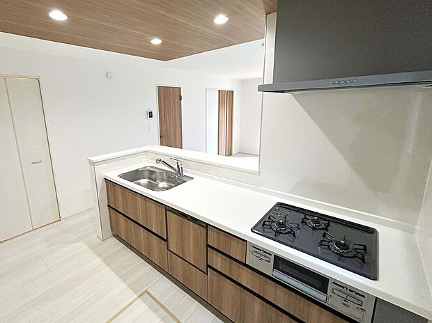【【建物プラン例：Kitchen】】食洗機付きカウンターキッチン。カウンター越しに家族と作業しながらの会話が可能なので、火元にお子様が近づくことなく安心して作業が出来ます。また、食洗機で作業時間の短縮が叶います。