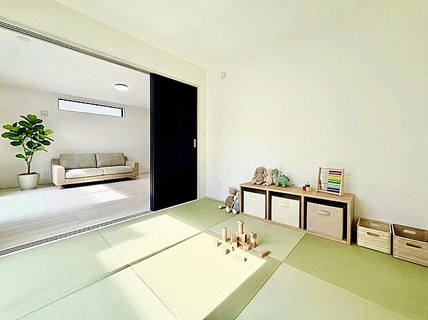 【【建物プラン例：Room】】参考プランではリビング横に和室を設けた子育て世帯に嬉しい間取り。リビングの延長としても利用でき、より広い空間で過ごせます。