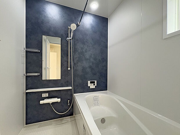 【【Bath Room】】1坪タイプのバスルーム。足を伸ばしてゆったりと浸かれるのはもちろん、洗い場も広さがあるので立ったりしゃがんだりする動作もスムーズに行えます。
