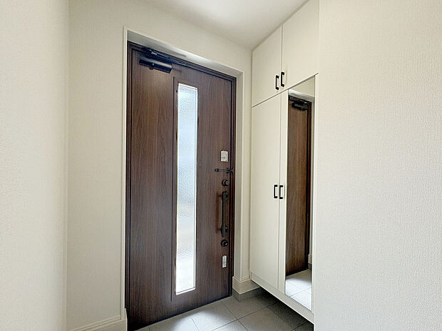 【【Entrance】】鏡面仕上げシューズボックスが採用されており、お出掛け前に髪型や服装などをチェックすることができます。