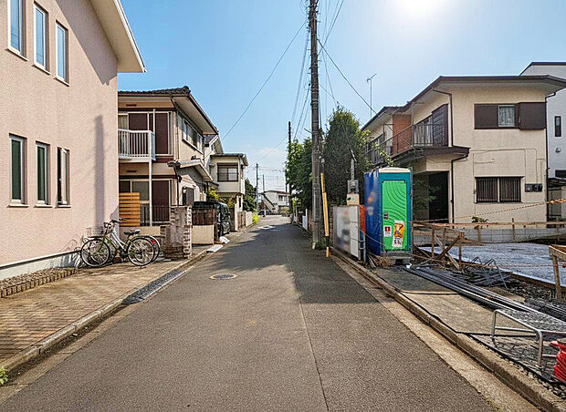 【【前面道路】】豊かな自然と静穏をもたらす上質な住環境。「西恋ヶ窪カルガモ公園」や「日吉町ポプラ公園」へ徒歩4分圏。さらに「武蔵国分寺公園」「けやき公園」など大規模な緑景にも寄り添えるロケーション。