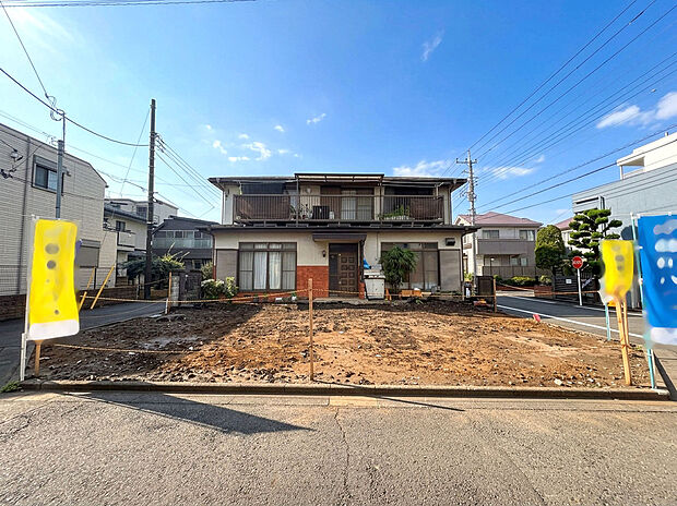 【【外観:9月下旬撮影】】吹抜天井で開放感に包まれる21.4帖のLDKが広がります。
床暖房がもたらす温もりは、冬の朝も穏やかな幸福感で満たし、家族が自然と集う場所に。
