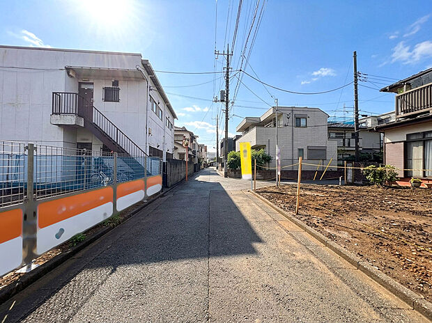 【【前面道路】】玄関には大型の収納を設け、外出前後の動線をスマートに整える設計。ガレージからのアクセスもスムーズで、雨の日でも快適な移動を叶えます。