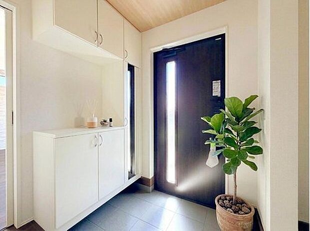【【建物プラン例：Entrance】】天井に差し色アクセントを追加することで空間の広がりを演出。デザイン性のある玄関で日々を過ごすことができます。