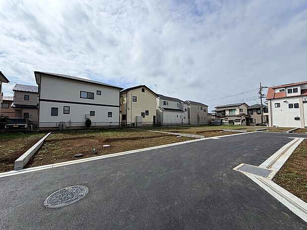 【前面道路含む現地写真】
スーパーまで徒歩1分！コンビニやドラッグストアが徒歩5分圏内に位置しており、毎日の買い物に便利な住環境です。