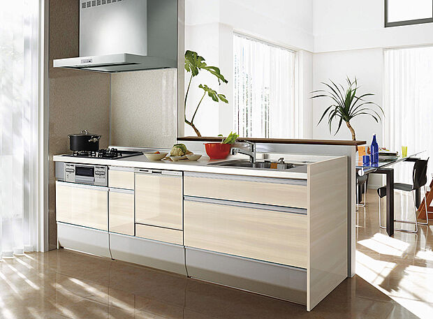 【【キッチン】】料理中も家族とのコミュニケーションが取りやすい対面式キッチン。食器洗乾燥機・浄水器一体シャワー水栓を搭載しております。食後の食器洗いの時間を短縮し、ご家族との時間を創出します。/弊社施工例