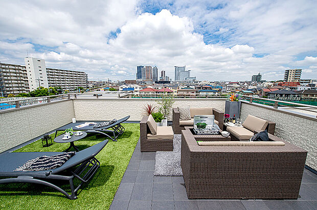 【【青空リビング】】太陽と風と青空、プライバシーも守られる屋上に作られた最高の庭。“青空を天井”にした第2のリビングとして大活躍。おうち時間も充実しそうです。/弊社施工例